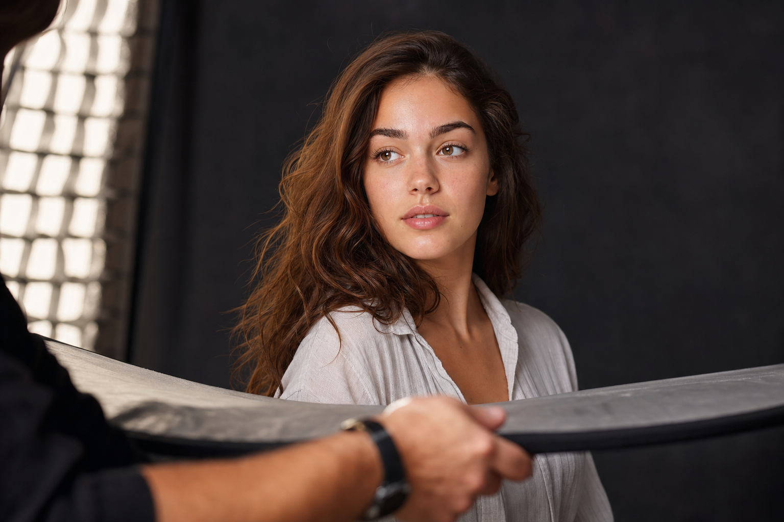 Sessione di ritratto professionale in studio fotografico con illuminazione controllata
